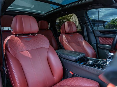 Used 2017 Bentley Bentayga AWD/4WD image 43