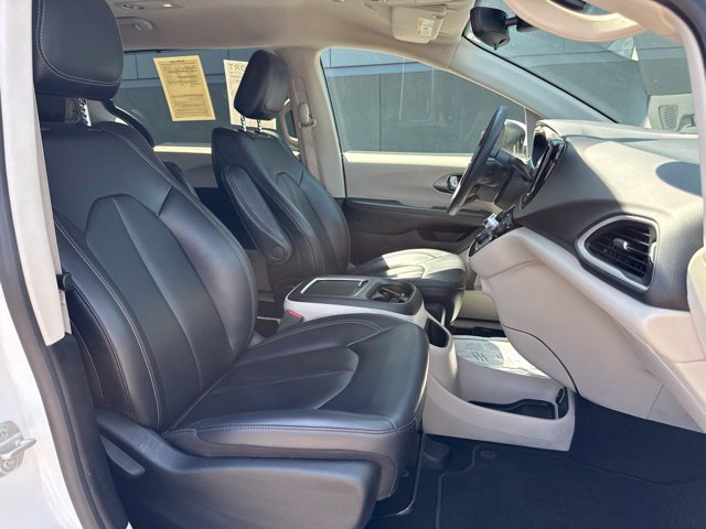 Used 2023 Chrysler Pacifica Touring-L FWD image 10