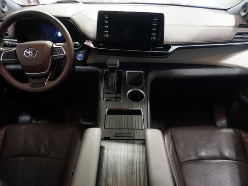 Used 2024 Toyota Sienna Platinum image 29