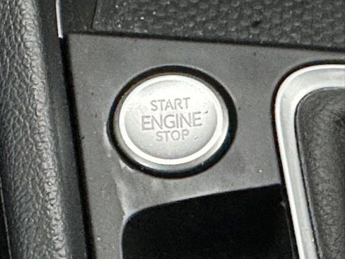 Certified 2025 Volkswagen Jetta SE image 32