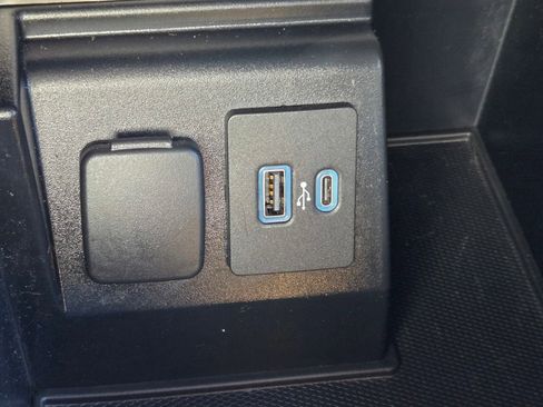 Used 2020 Ford Explorer XLT w/ Equipment Group 202A RWD image 28