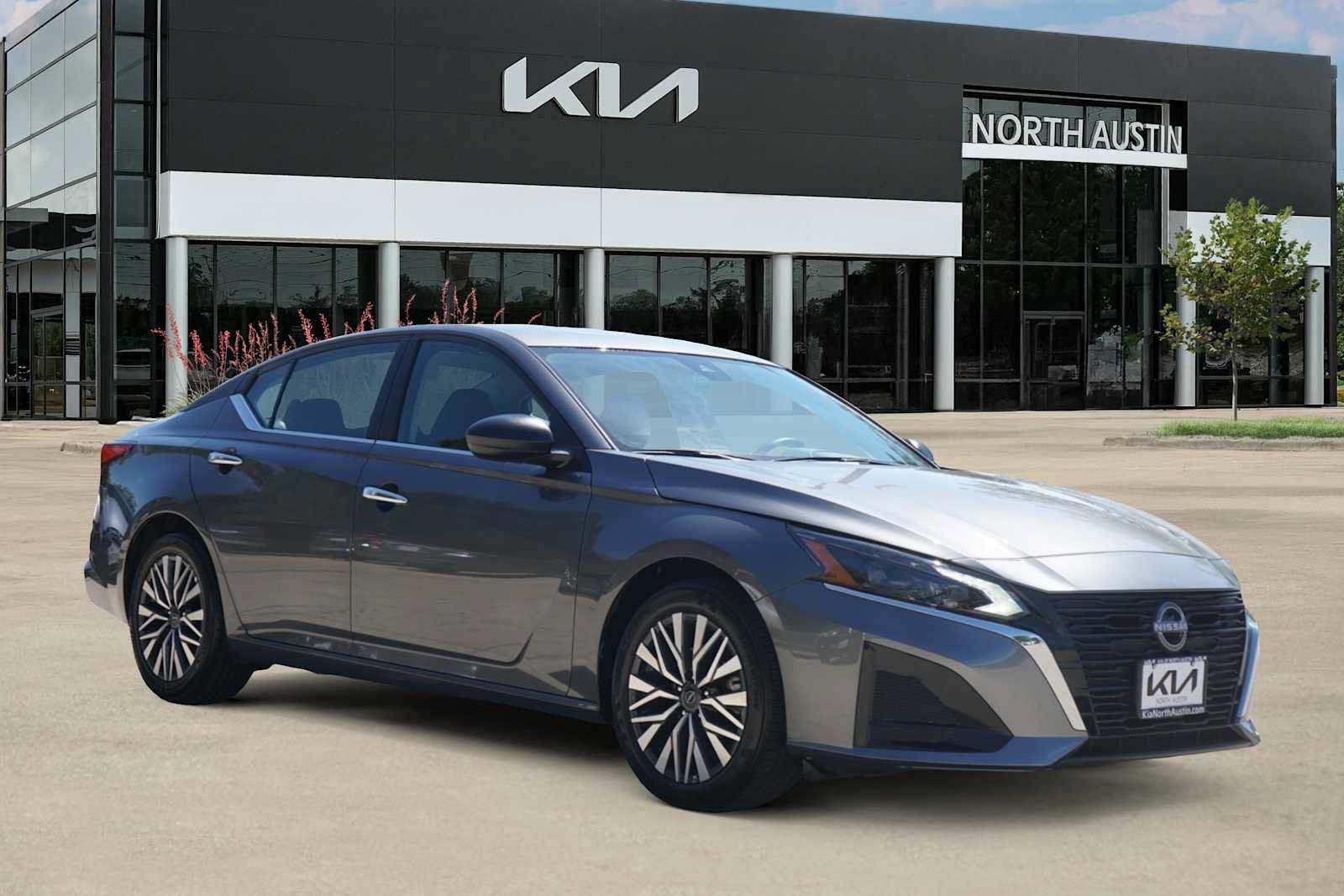 Used 2025 Nissan Altima 2.5 SV FWD image 5