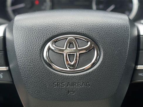 Used 2023 Toyota Highlander LE AWD/4WD image 15