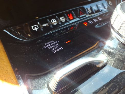 Used 2023 Jeep Grand Wagoneer Series III AWD/4WD image 9