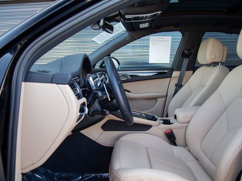 Certified 2025 Porsche Macan AWD/4WD image 5
