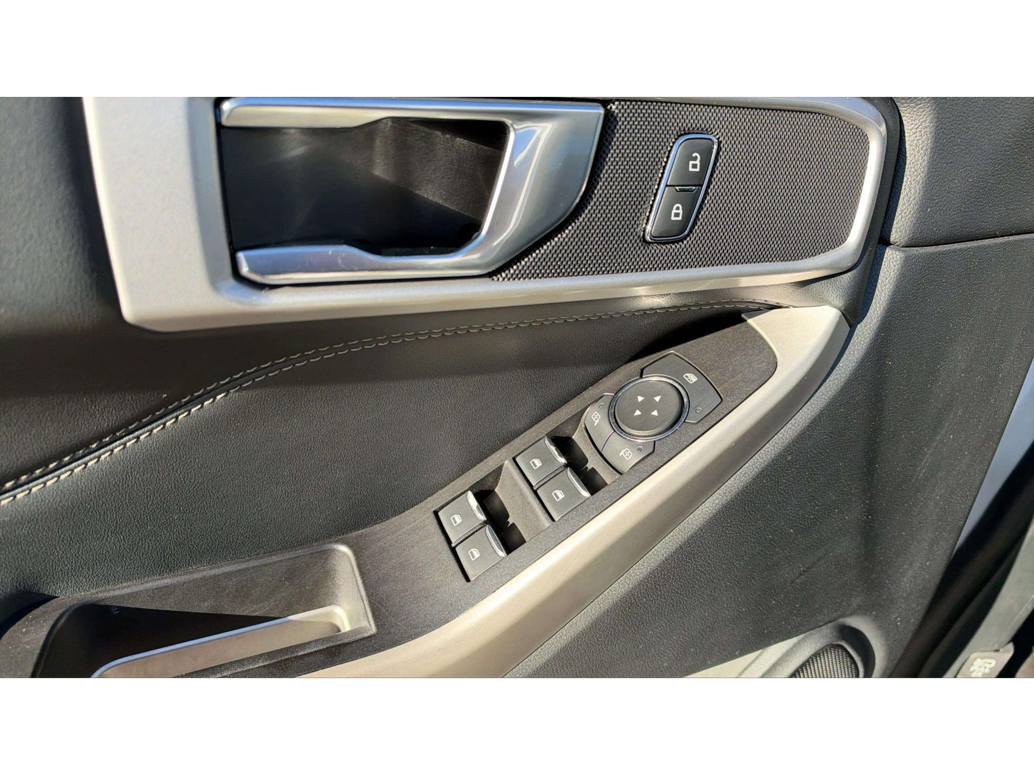 Used 2022 Ford Explorer XLT w/ Equipment Group 202A AWD/4WD image 21