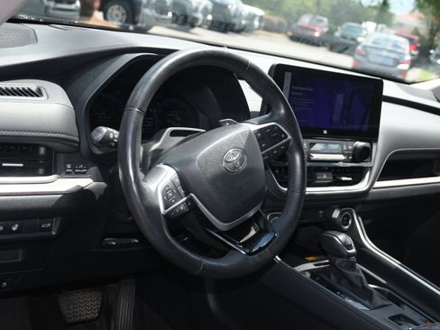Certified 2024 Toyota Grand Highlander AWD image 9