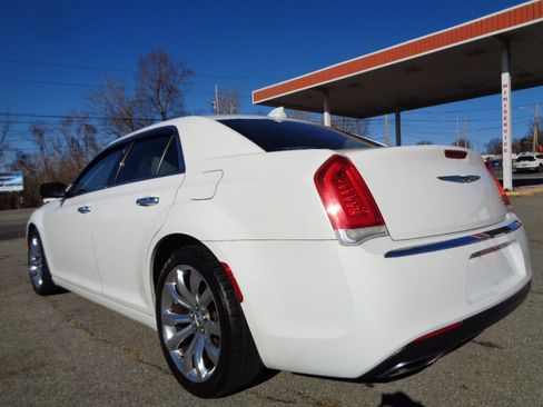 Used 2017 Chrysler 300 C image 7