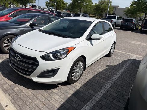 Used 2016 Hyundai Elantra GT FWD image 2