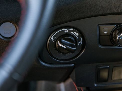 Used 2022 Nissan Frontier PRO-4X w/ Technology Package image 16