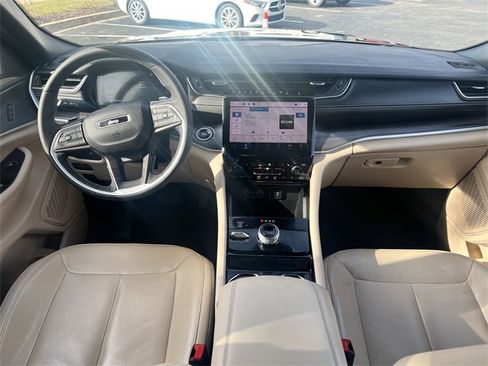 Used 2023 Jeep Grand Cherokee L Limited image 3