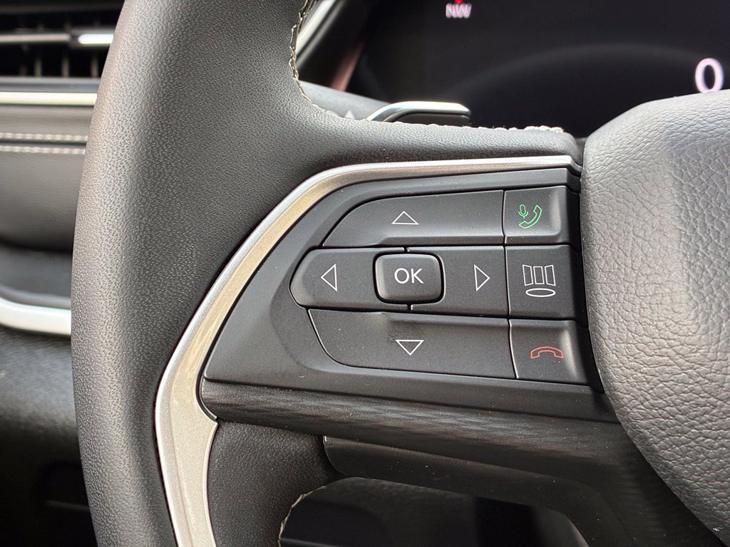 Used 2023 Jeep Grand Cherokee Laredo AWD/4WD image 22