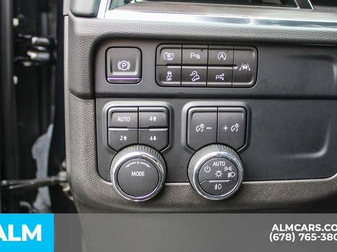 Used 2025 Chevrolet Suburban Z71 AWD/4WD image 32