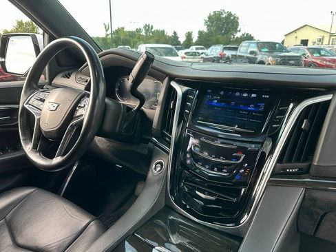 Used 2019 Cadillac Escalade Platinum AWD/4WD image 32