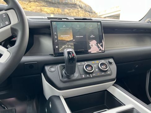 Used 2025 Land Rover Defender 110 S image 9