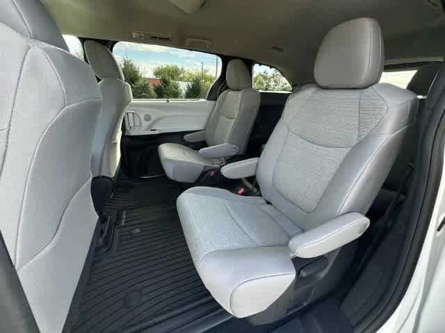Used 2026 Toyota Sienna LE AWD/4WD image 17