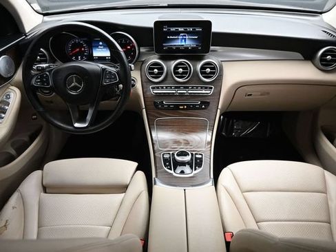 Used 2019 Mercedes-Benz GLC 300 4MATIC w/ Premium Package image 11