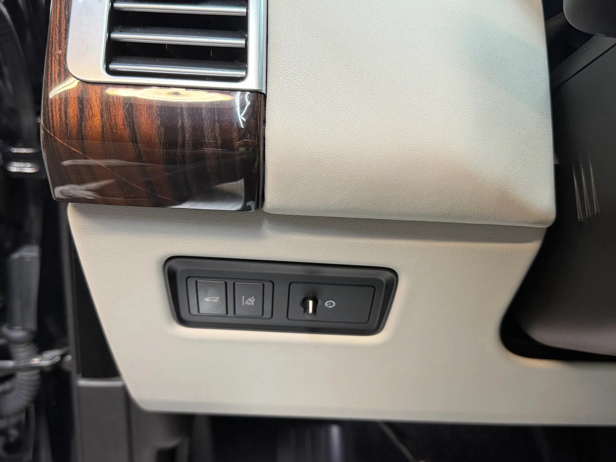 Used 2017 Land Rover Range Rover HSE AWD/4WD image 25