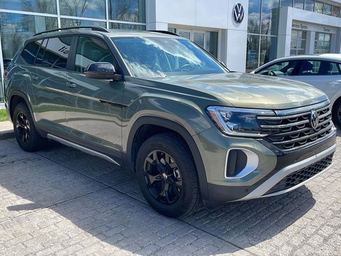 Used 2025 Volkswagen Atlas Peak Edition SE image 3