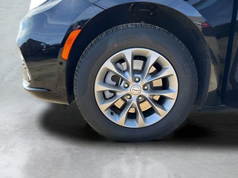 New 2026 Chrysler Pacifica Select AWD/4WD image 40