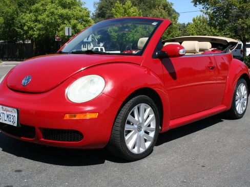 Used 2008 Volkswagen Beetle SE FWD image 4