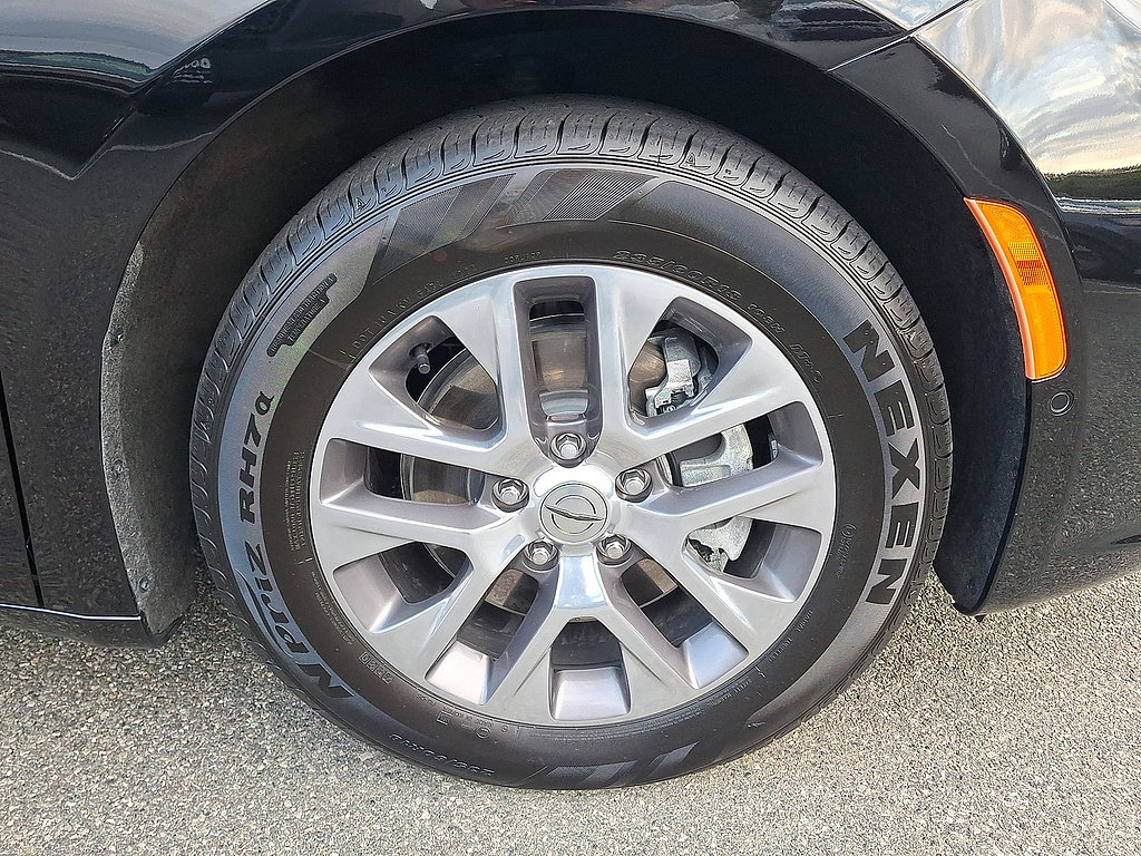 Used 2025 Chrysler Pacifica Pinnacle FWD image 33
