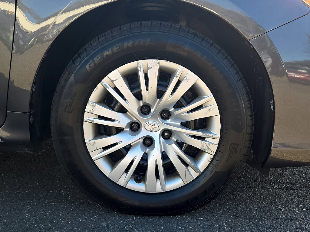 Used 2012 Toyota Camry LE FWD image 12