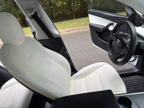 Used 2022 Tesla Model Y Long Range AWD/4WD image 30