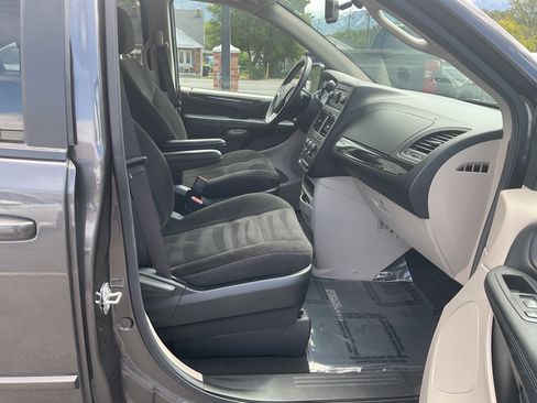 Used 2017 Dodge Grand Caravan SE w/ UConnect Hands-Free Group FWD image 18