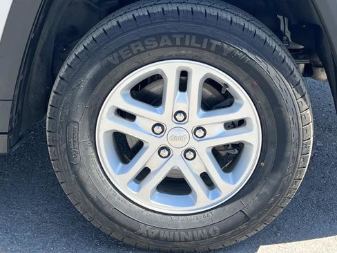 Used 2022 Jeep Grand Cherokee Laredo AWD/4WD image 11