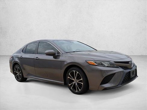 Used 2019 Toyota Camry SE image 3