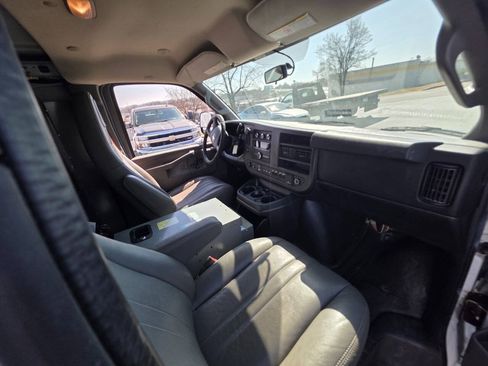 Used 2017 Chevrolet Express 2500 RWD image 9