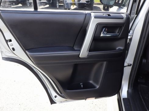 Used 2016 Toyota 4Runner SR5 image 30