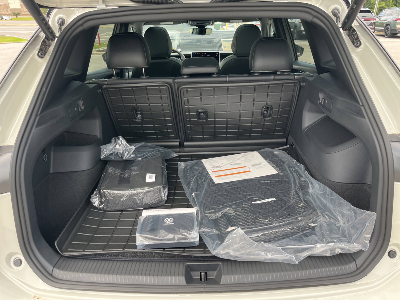 New 2026 Volkswagen Tiguan SE R-Line AWD/4WD image 18