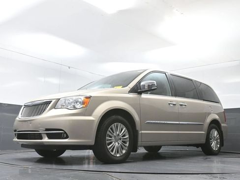 Used 2015 Chrysler Town & Country Limited Platinum w/ Trailer Tow Group FWD image 21