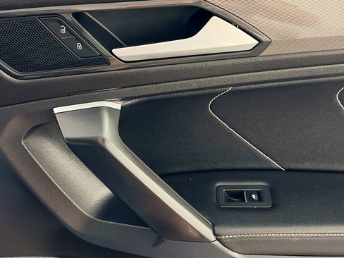 Used 2022 Volkswagen Tiguan SE image 32