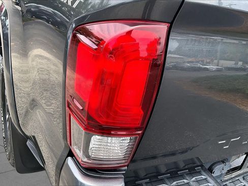 Used 2019 Toyota Tacoma TRD Sport AWD/4WD image 28