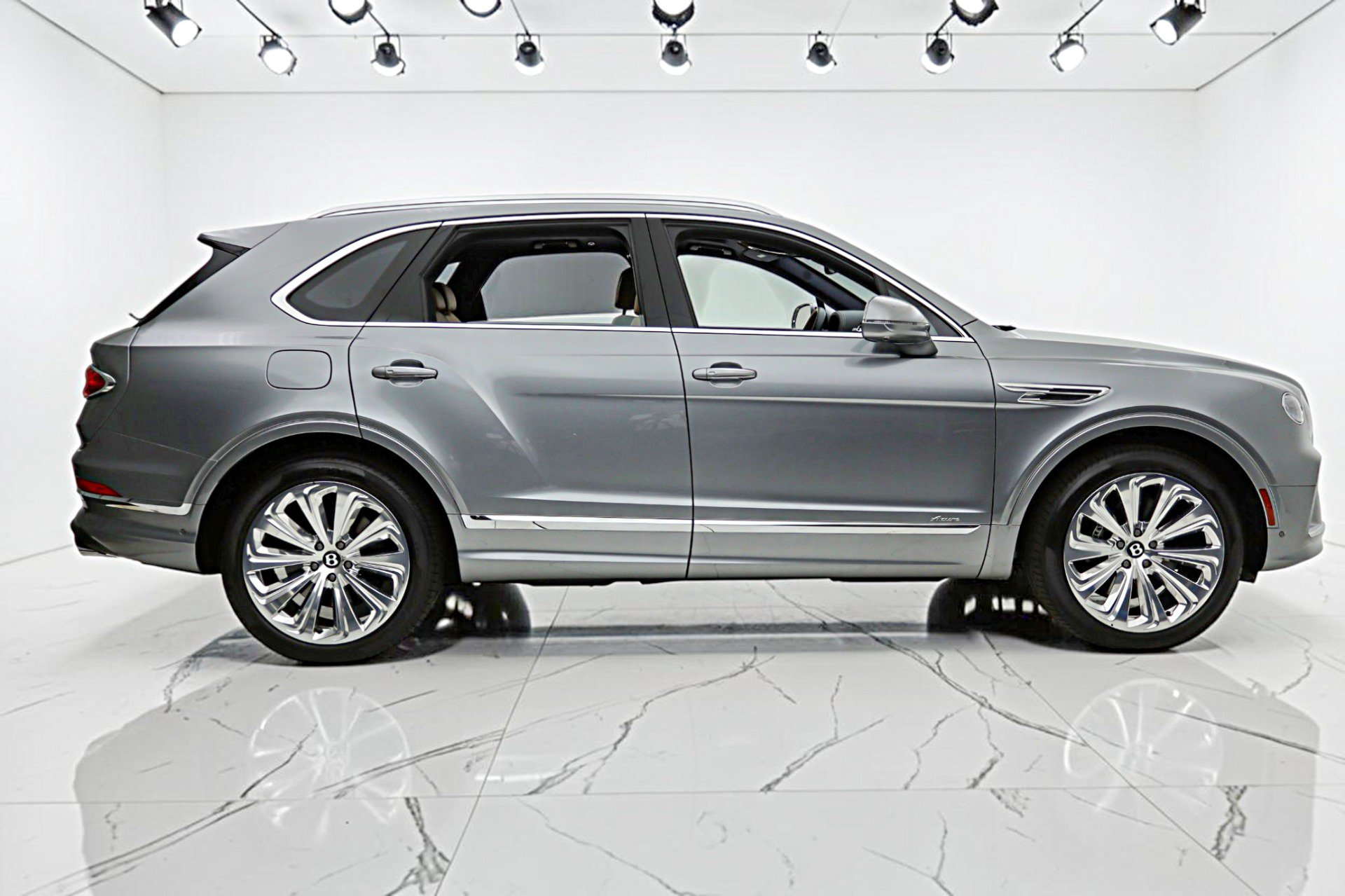 Used 2025 Bentley Bentayga AWD/4WD image 16