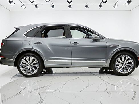 Used 2025 Bentley Bentayga AWD/4WD image 16