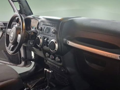Used 2017 Jeep Wrangler Unlimited Rubicon w/ Cold Weather Group AWD/4WD image 20