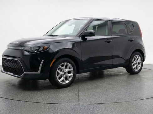 Used 2025 Kia Soul LX w/ LX Technology Package FWD image 3