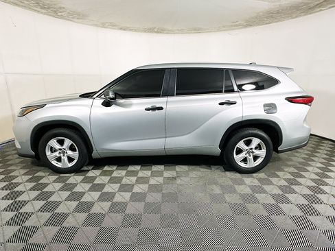 Used 2023 Toyota Highlander LE FWD image 6