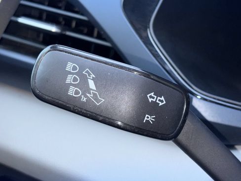 Used 2022 Volkswagen Taos SE FWD image 18