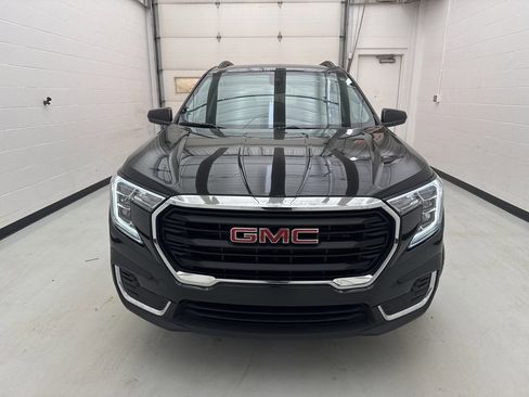 Used 2023 GMC Terrain SLE w/ Driver Convenience Package image 2