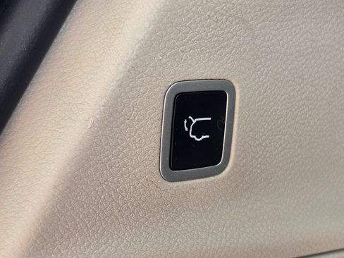 Used 2023 Chrysler Pacifica Touring-L FWD image 15