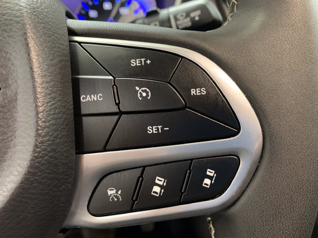 Used 2026 Chrysler Pacifica Select FWD image 25