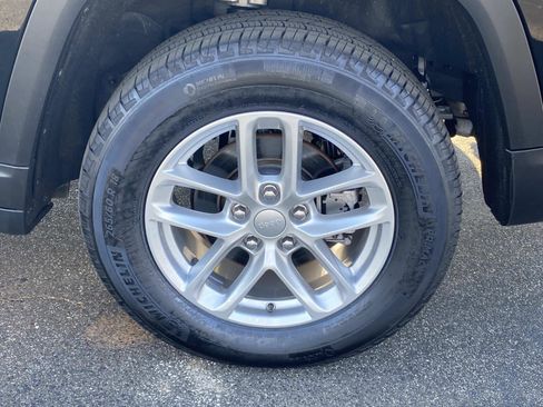 Certified 2025 Jeep Grand Cherokee Laredo X image 15