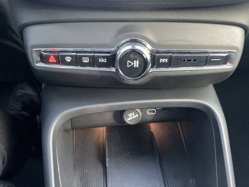 Used 2025 Volvo XC40 B5 Plus image 48