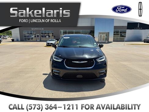 Used 2023 Chrysler Pacifica Touring-L FWD image 2