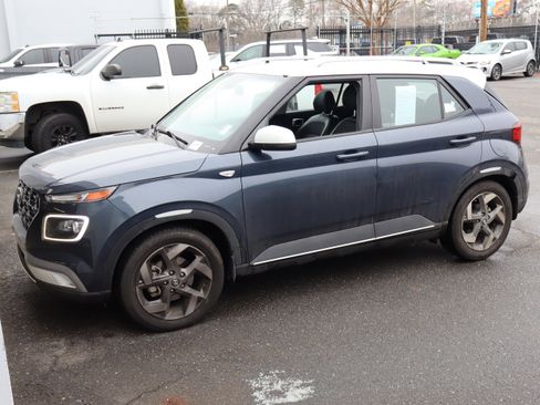 Used 2022 Hyundai Venue Limited image 16